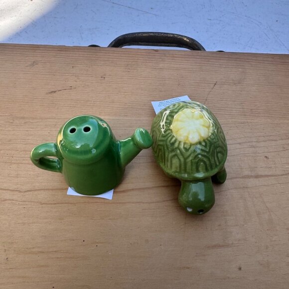 Cracker Barrel Other - Cracker Barrel Turtle Watering Can Salt Pepper Shakers Set New